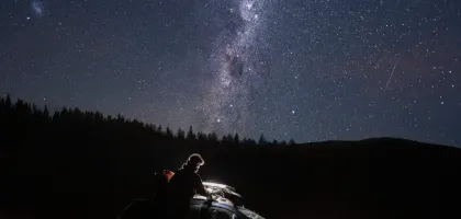 Foto de um carro à noite